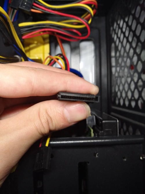 如何在已安裝固態硬盤的電腦上正確安裝機械硬盤